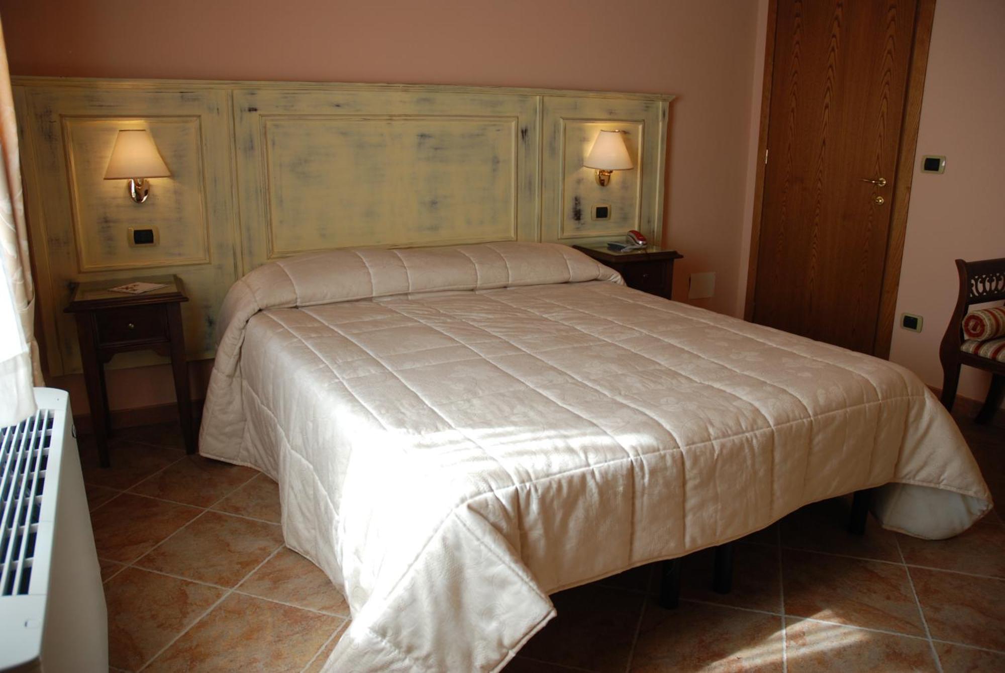 Albergo La Foresteria Bettolle Bagian luar foto