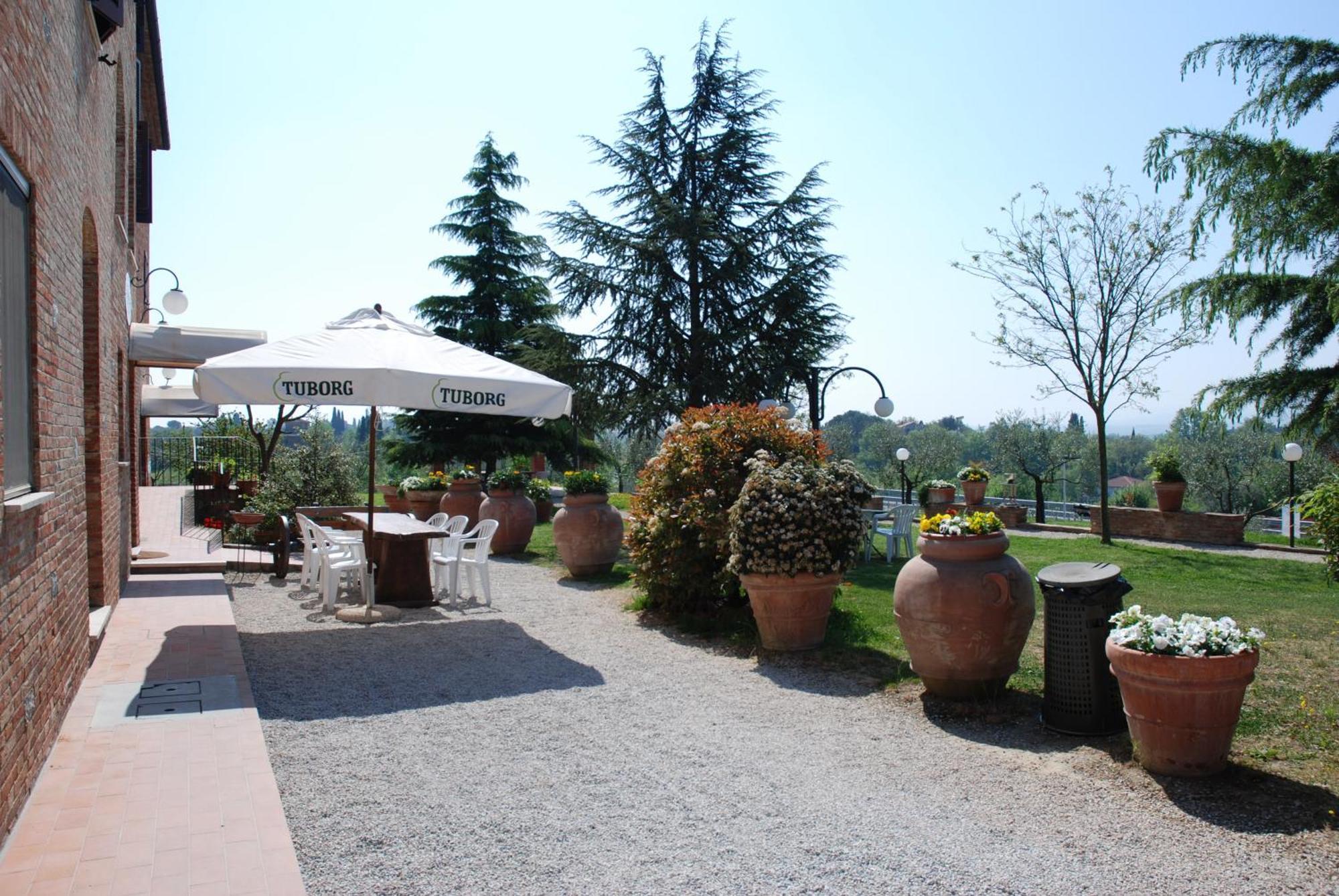 Albergo La Foresteria Bettolle Bagian luar foto