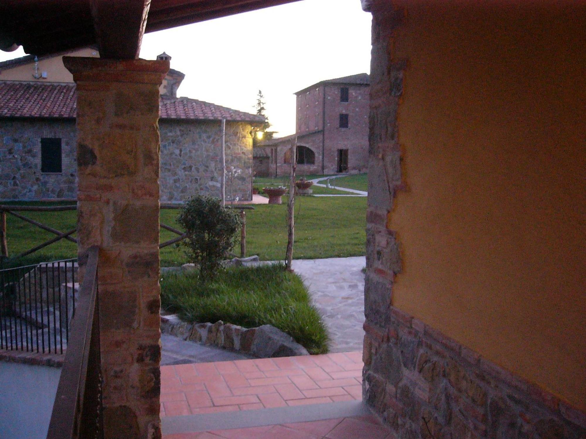 Albergo La Foresteria Bettolle Bagian luar foto