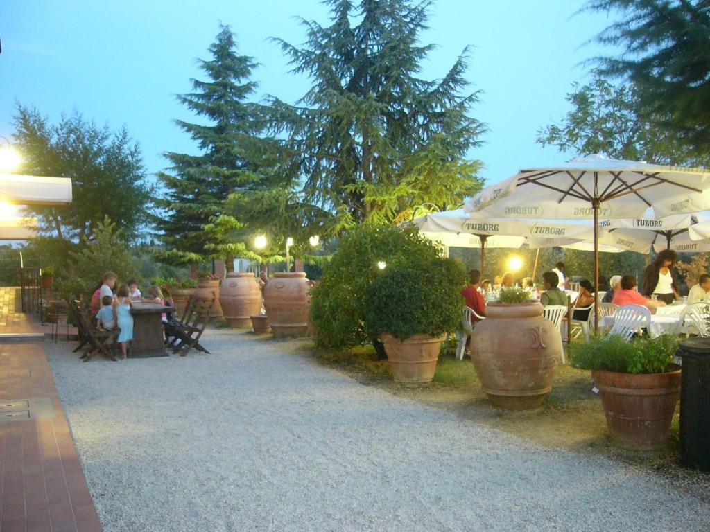 Albergo La Foresteria Bettolle Bagian luar foto