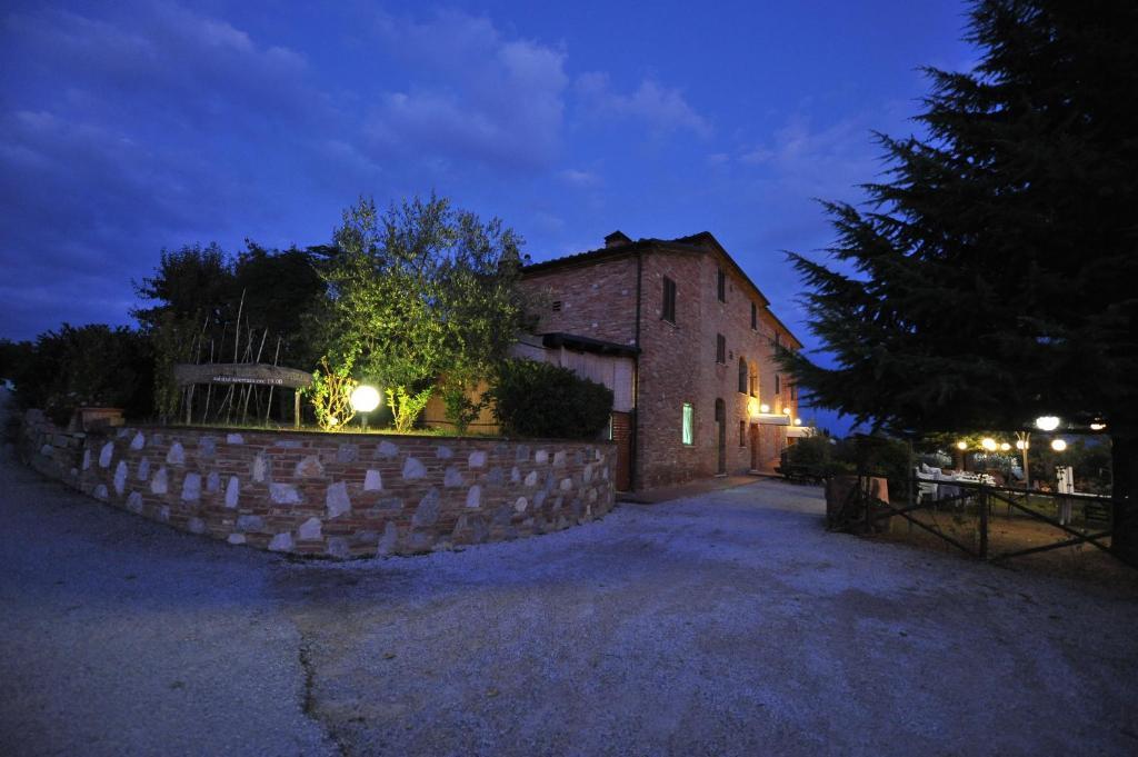 Albergo La Foresteria Bettolle Bagian luar foto