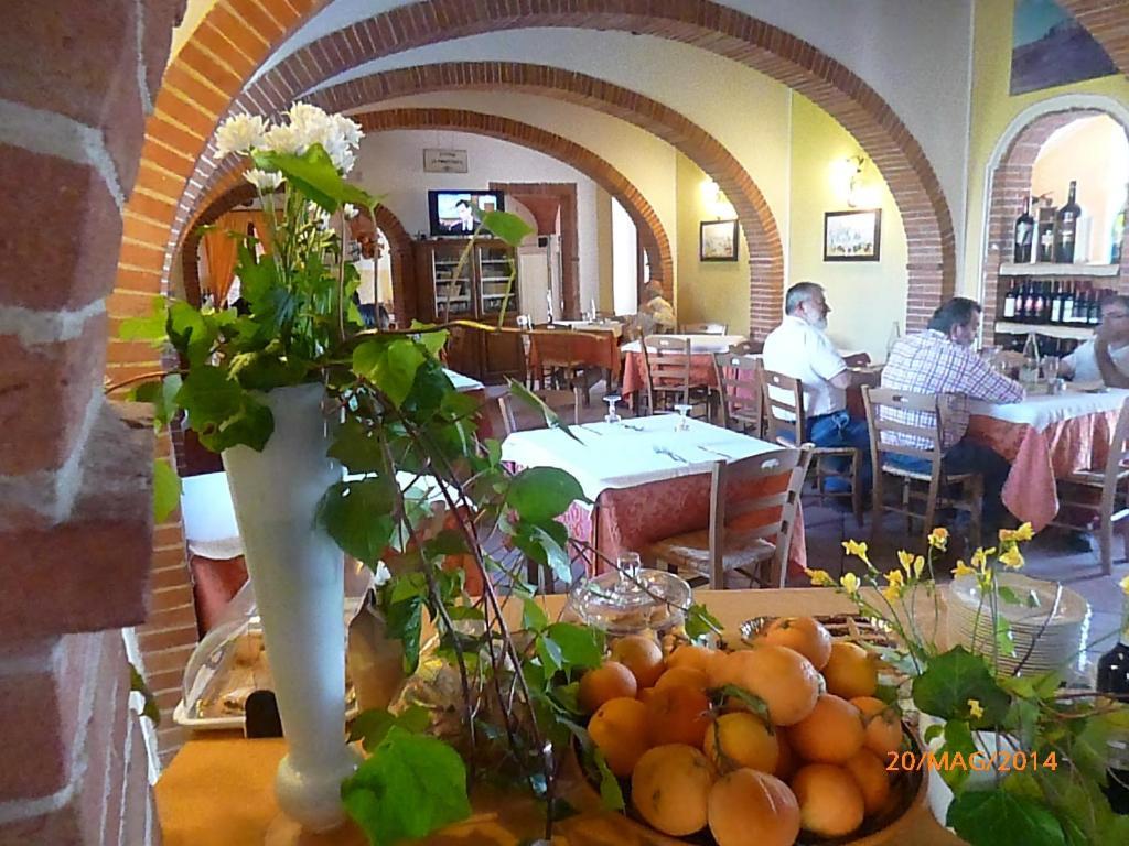 Albergo La Foresteria Bettolle Bagian luar foto